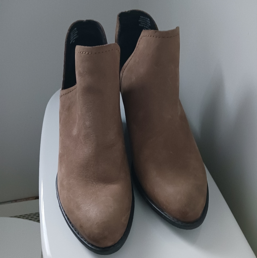 Steve Madden ankle boot with double v